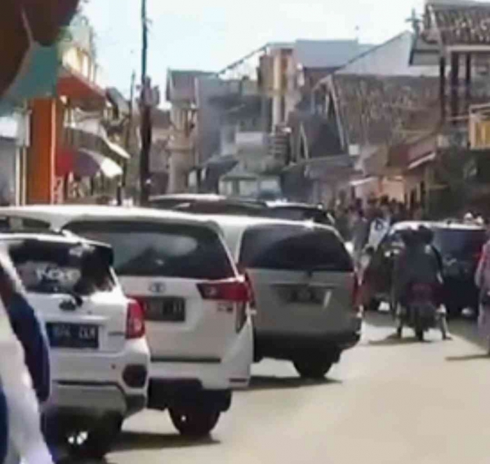 Pusat kerajinan kulit di jalan sawo (dokumentasi pribadi: Isti Yogiswandani)