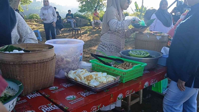 Sarapan nasi pecel yang disediakan pemkab Magetan (dokumentasi pribadi: Isti Yogiswandani)