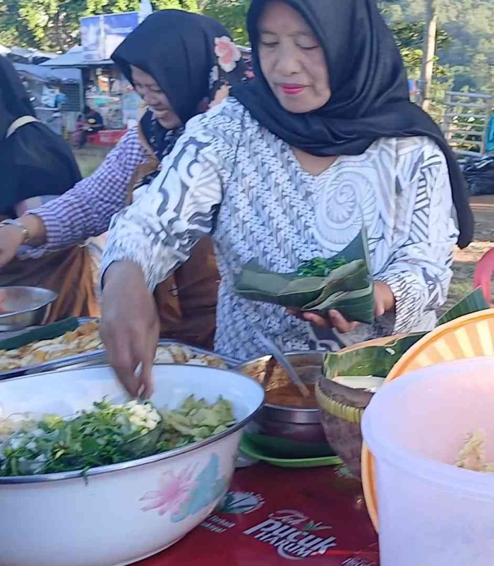 Sayurnya mau? Ya, Bu. Lengkap! Hehehe...(Dokumentasi pribadi Isti Yogiswandani)