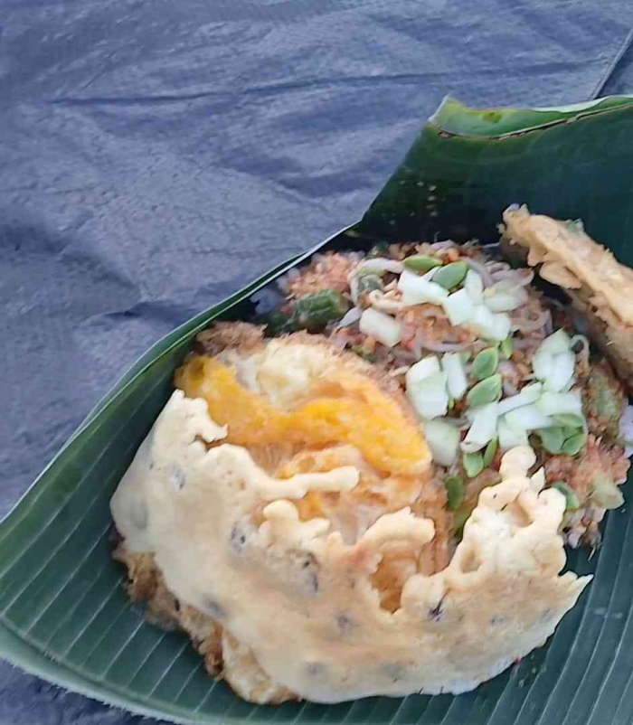 Pecel Sarangan Magetan dengan peyek, tempe goreng dan telur mata sapi(Dokumentasi pribadi: Isti Yogiswandani)