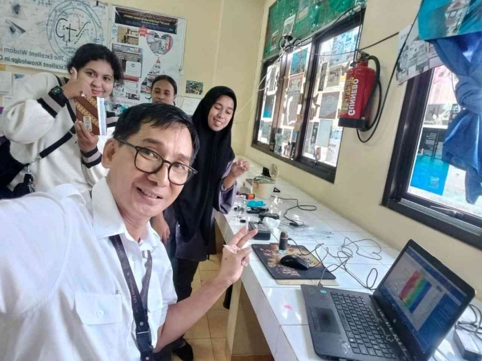 (Sumber pribadi) Prof. Elim, Gwen, pekerja part time di Lab EAT dan 2 mahasiswa riset Sarjana S.Si, Naiya dan Siti.