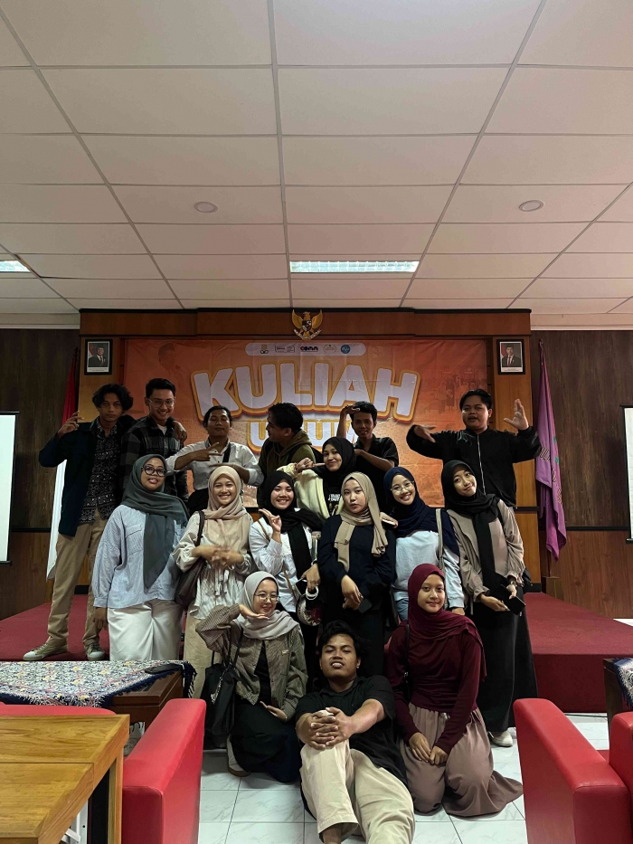 Foto Mahasiswa Ikom UIN Suka dalam Kuliah Umum (Sumber : Dokumentasi Pribadi)