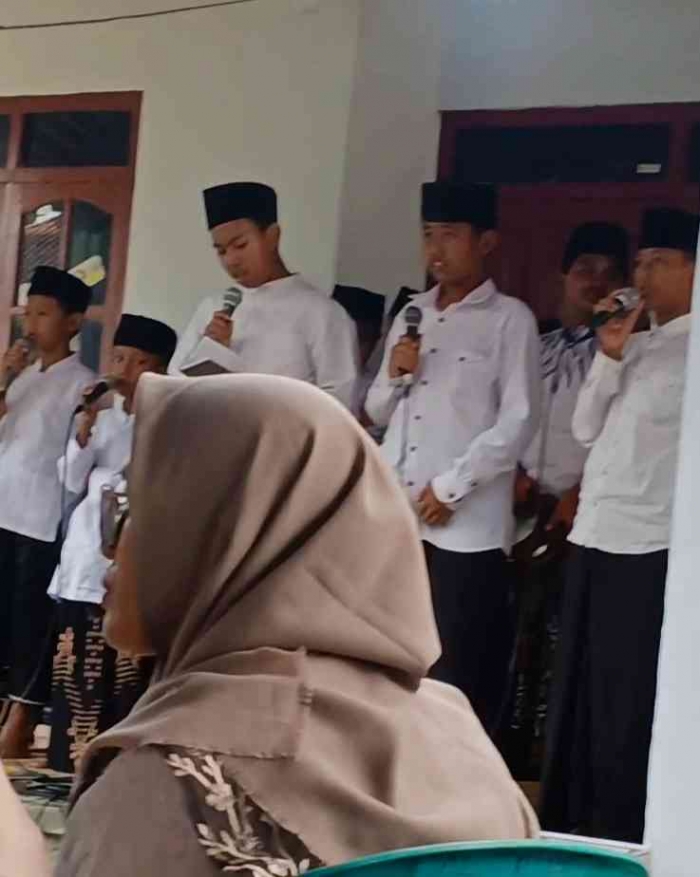 Seni Hadroh Ya Bulbul dari MI Bahrul Ulum Buluh Krandegan Kebonsari Madiun (dokumentasi pribadi: Isti Yogiswandani)