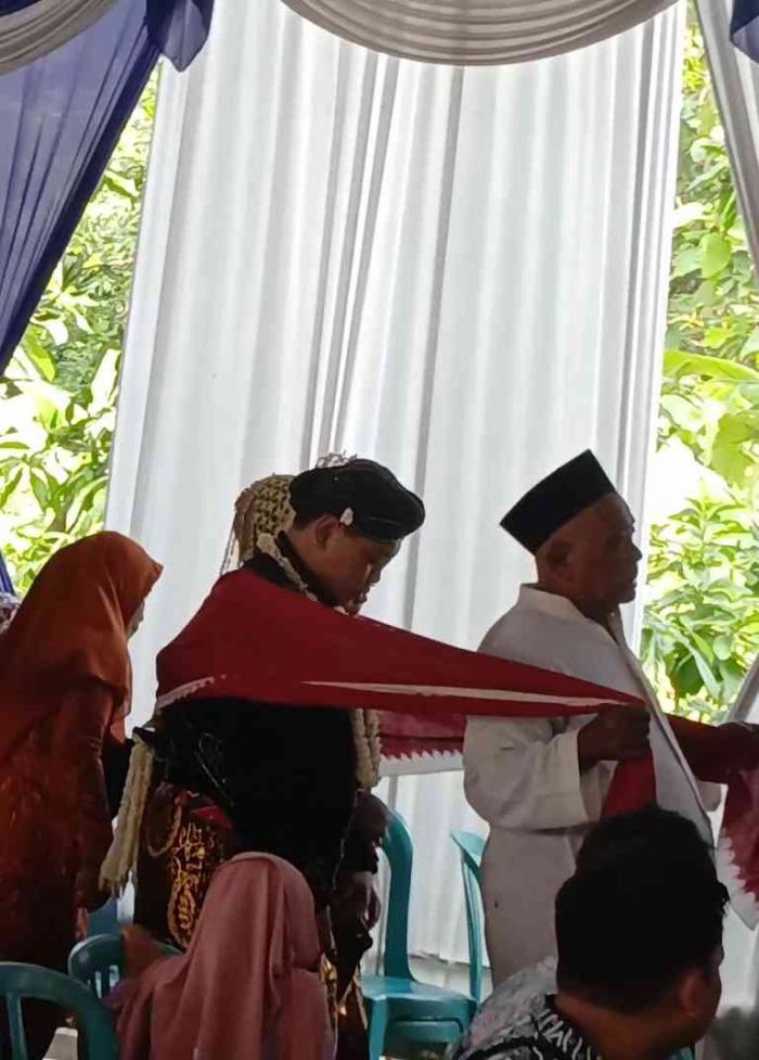 Prosesi sinduran (dokumentasi pribadi: Isti Yogiswandani)