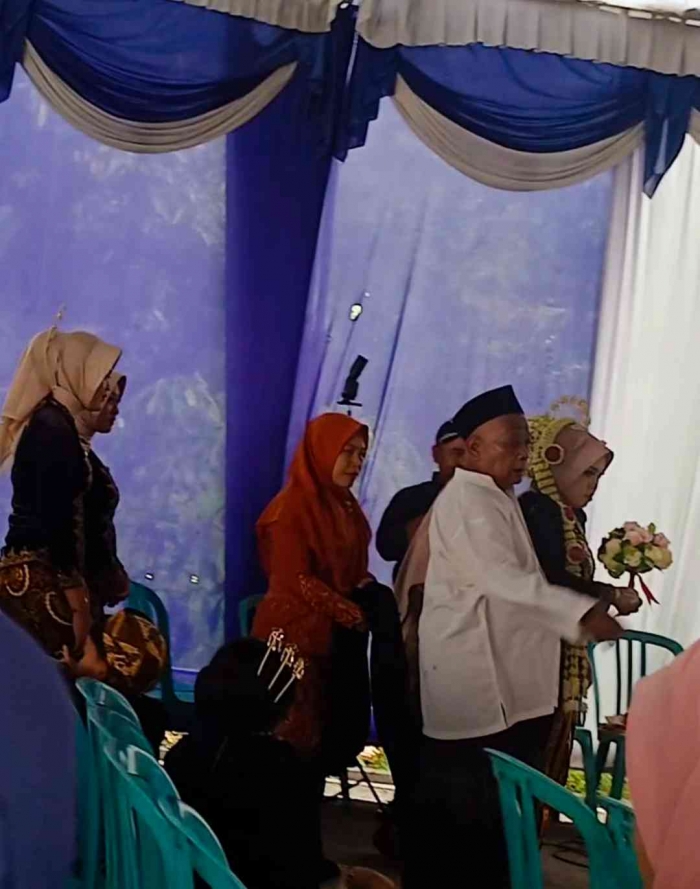 Prosesi Panggih Pengantin diawali kedatangan pengantin putri beserta orang tua untuk menunggu di pelaminan (dokumentasi pribadi: Isti Yogiswandani)