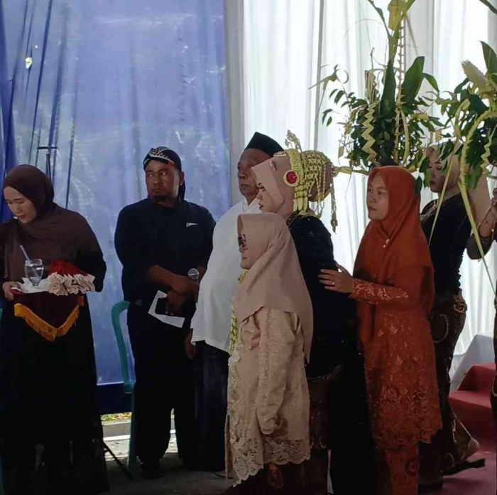 Panggih atau temon manten siap dilaksanakan(dokumentasi pribadi: Isti Yogiswandani)