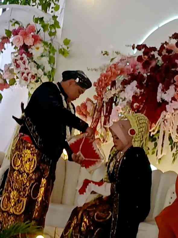 Prosesi kacar kucur(dokumentasi pribadi: Isti Yogiswandani)