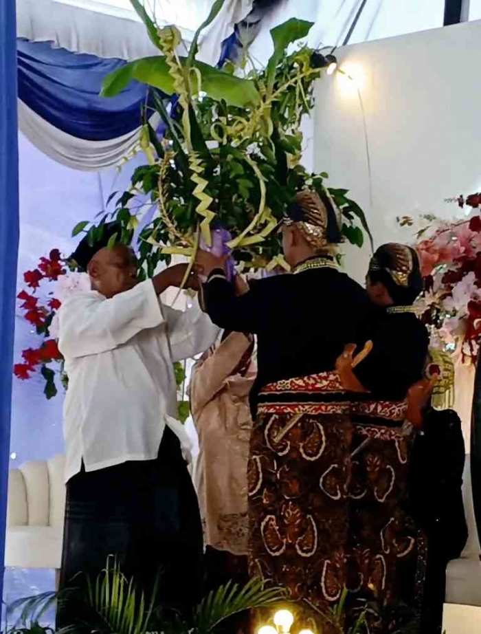 Kembar mayang dalam prosesi pengantin adat jawa(dokumentasi pribadi: Isti Yogiswandani)