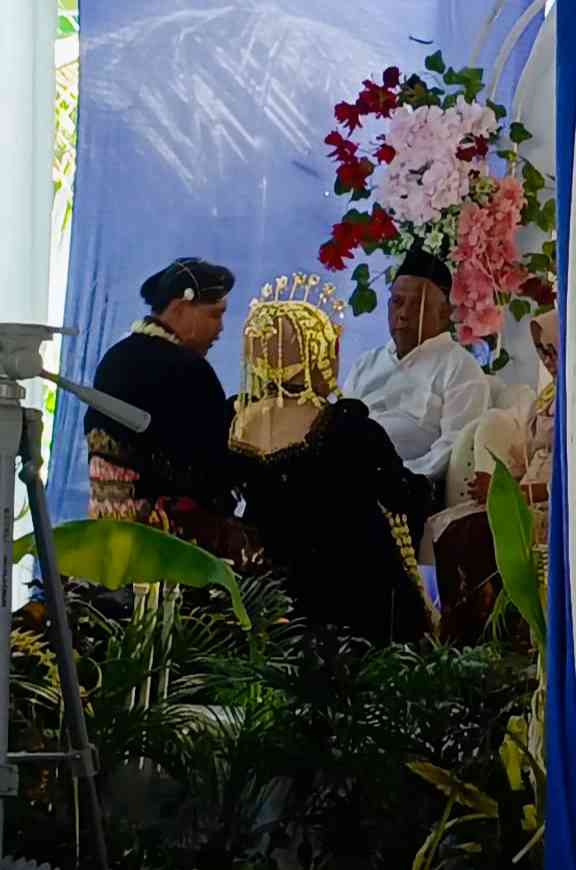 Sungkeman: Bakti mempelai pada kedua orang tua (dokumentasi pribadi: Isti Yogiswandani)