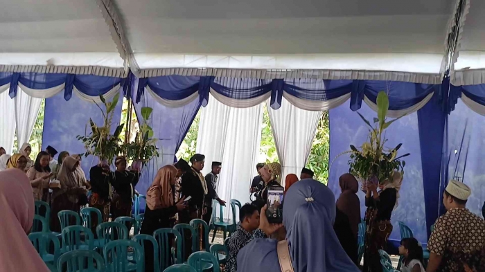 Prosesi panggih. Kedua pengantin saling melempar gantal/gulungan sirih(dokumentasi pribadi: Isti Yogiswandani)