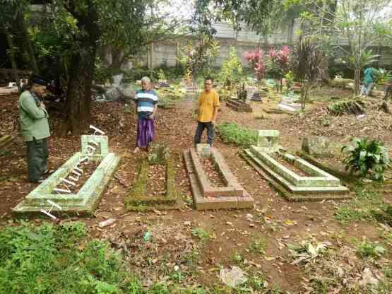Pemakaman Pasarean, Pemakam Keluarga RH Satibi di Kampung BPM Cileungsi // Sumber; Koleksi Pribadi Raden Daden Ramdani