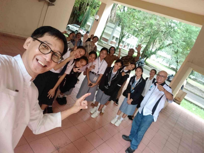 (Selfie photo) With Prof. Elim and Prof. Tos Souisa: happy smile young scientists.