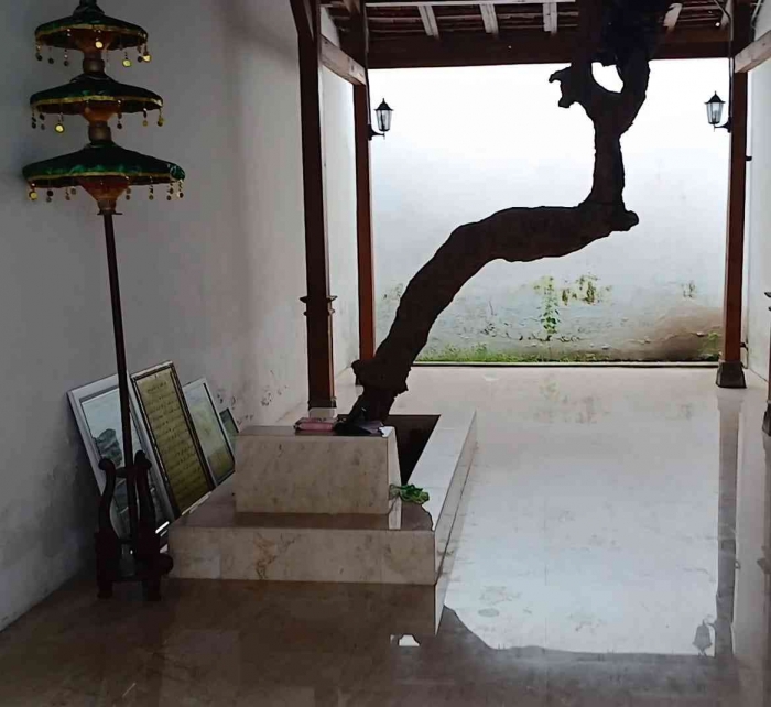 Makam Kyai Muhammad Nursalim di dalam benteng Pendem Van den Bosch Ngawi (dokumentasi pribadi: Isti Yogiswandani)