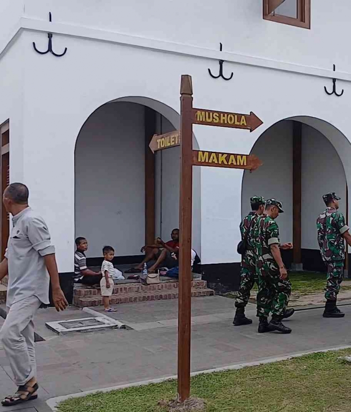 Yuk kita menuju arah makam dan mushola (dokumentasi pribadi: Isti Yogiswandani)