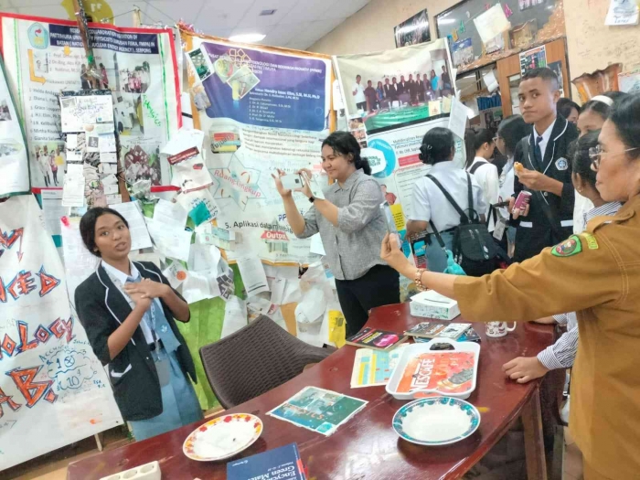 (EAT Lab) The photo of opinion of a young scientist from high school of Rehoboth Ambon.