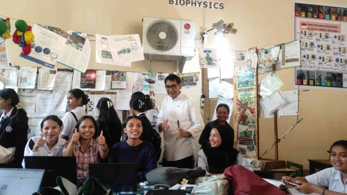 (EAT Lab photo) a combination of physics department students and young scientist's students.