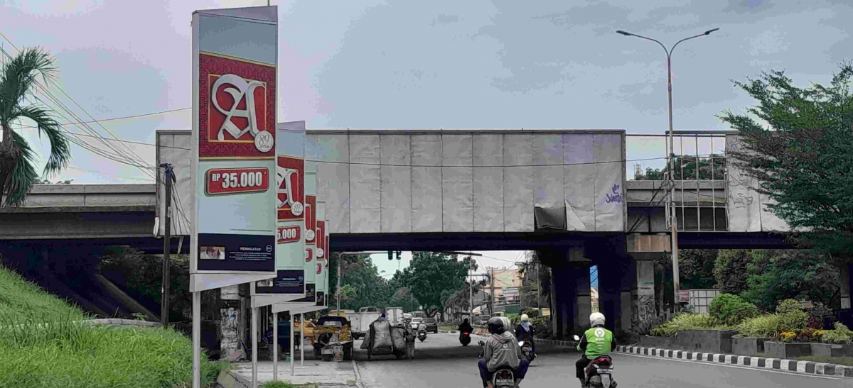 Foto Artikel : Bilbord Benner Rokok Sempoerna Berdiri Kokoh di Atas ...