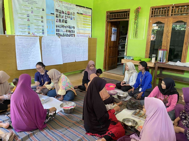 (Pembuatan Soft Cookies Gluten Free bersama Ibu-ibu Rumah Produksi Kokama)