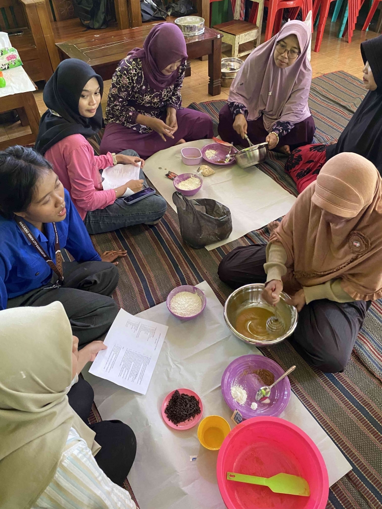 (Pembuatan Soft Cookies Gluten Free bersama Ibu-ibu Rumah Produksi Kokama)