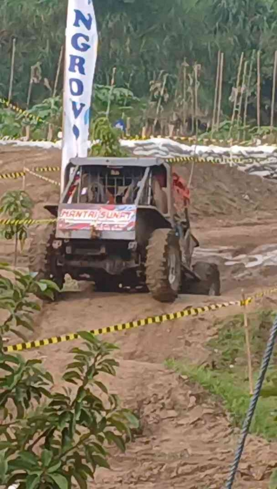 Mantri sunat sedang beraksi(dokumentasi pribadi : Isti Yogiswandani)