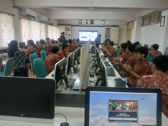 kegiatan siswa di labkom smp labschool unj/dokpri