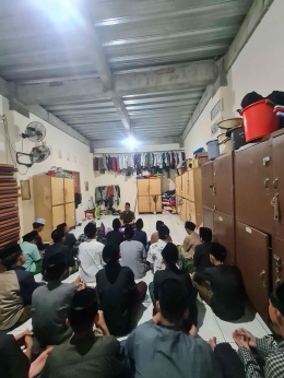 Suasana hangat penuh canda tawa