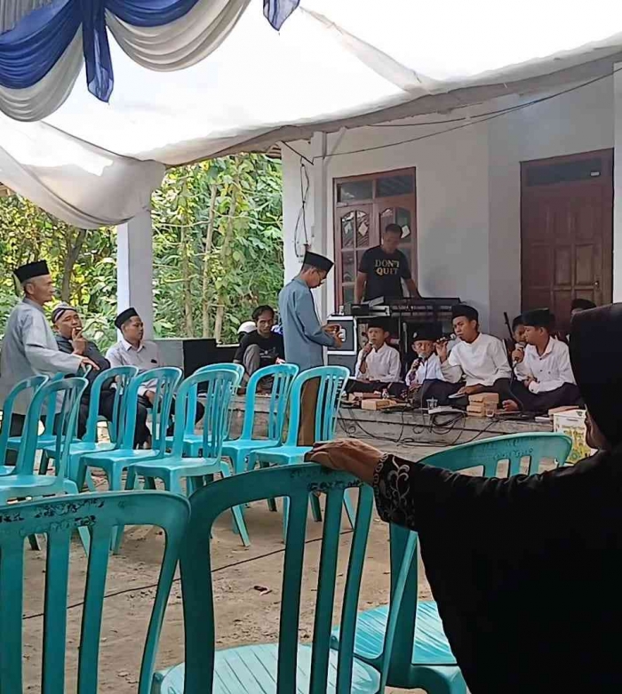 Hiburan Seni Hadroh dalam hajadan (dokumentasi pribadi: Isti Yogiswandani)