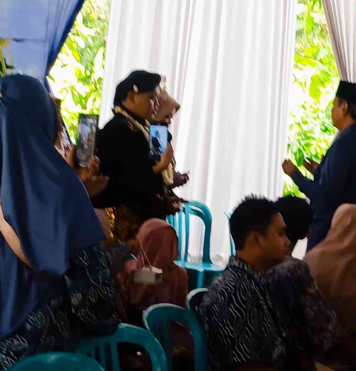 Pengantin adat Jawa dengan iringan Hadroh (dokumentasi pribadi: Isti Yogiswandani)