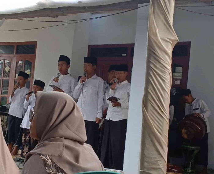 Grup seni Hadroh Ya Bulbul MU Bahrul Ulum Buluh Krandegan Kebonsari Madiun (dokumentasi pribadi: Isti Yogiswandani)