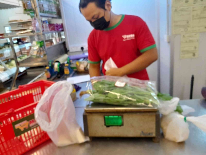 Petugas memberikan label harga setelah barang ditimbang (dokpri)