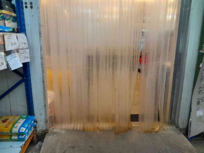 Tirai khusus menuju lokasi penjualan kebutuhan dapur (dokpri)