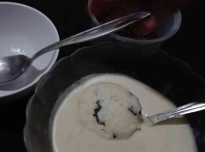 4. Masukkan tape dalam adonan terigu (dokumentasi pribadi: Isti Yogiswandani)