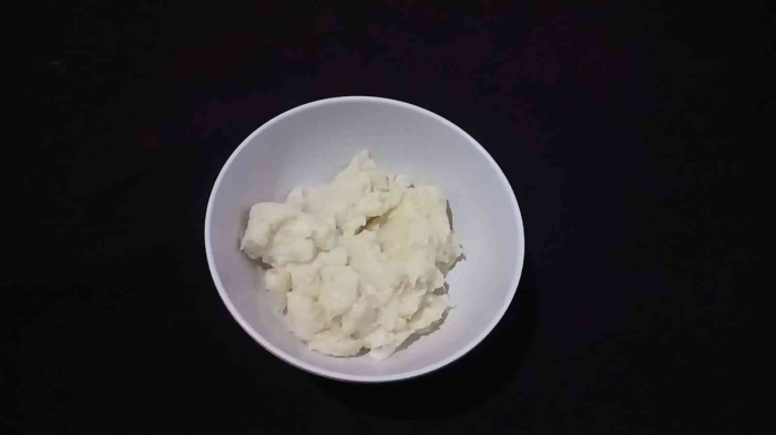 1. Haluskan tape singkong, buang sumbunya (dokumentasi pribadi: Isti Yogiswandani)