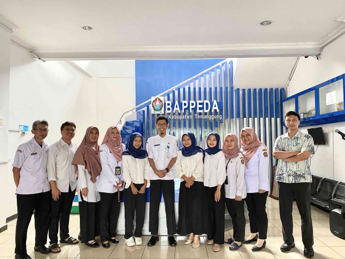 Foto Mahasiswa Magang di BAPPEDA Kabupaten Temanggung Bidang Litbang (Sumber : Dokumentasi Pribadi)