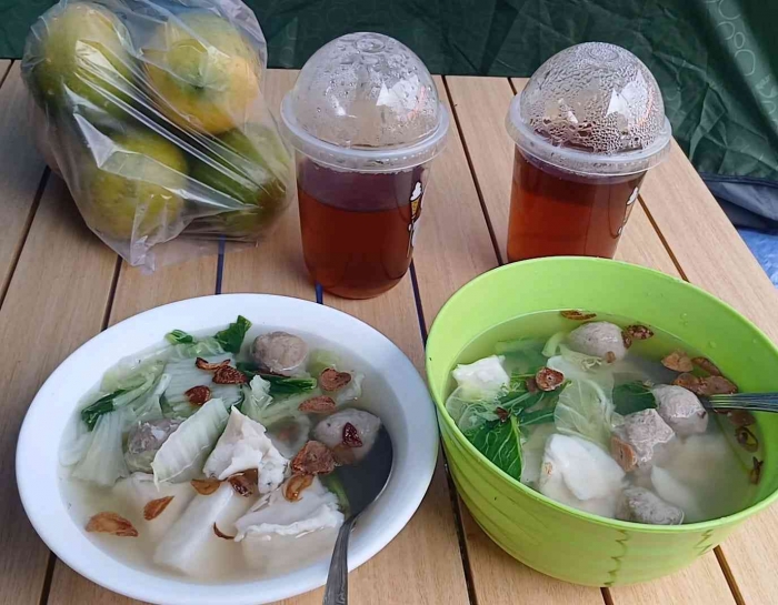 Bawa bekal bakso dan pangsit agar bisa diracik menjadi makanan hangat berkuah untuk menghangatkan tubuh (Dokumentasi pribadi: Isti Yogiswandani)