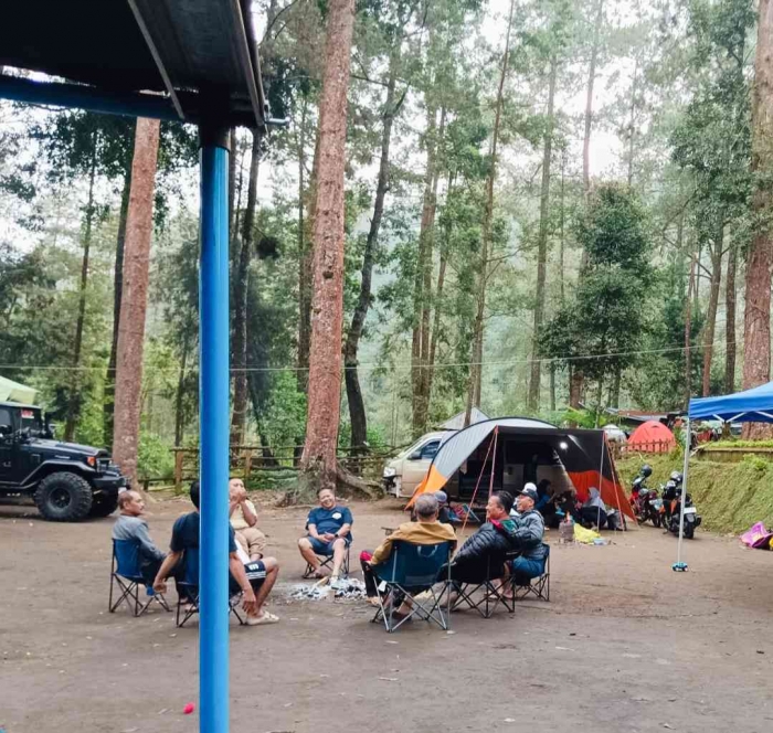 Menikmati pagi sambil mengobrol melingkari api unggun (dokumentasi pribadi: Isti Yogiswandani)