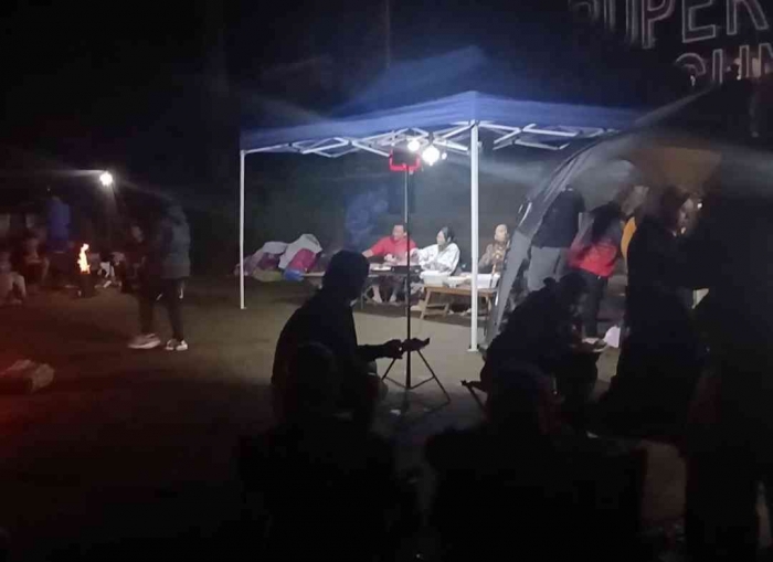 Tim konsumsi menyiapkan hidangan untuk peserta (dokumentasi pribadi: Isti Yogiswandani)