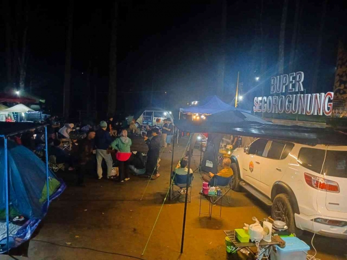 Peserta kemah Hore CVI Regional Jateng menikmati makan malam di Bumi Perkemahan Segoro Gunung (dokumentasi pribadi: Isti Yogiswandani)
