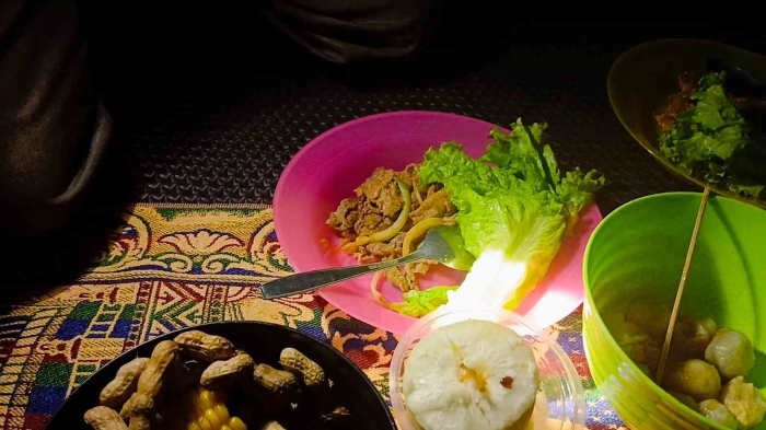 Hidangannya lengkap, dari barbekyu, pentol, jagung rebus, kacang rebus sampai ketela rebus( dokumentasi pribadi: Isti Yogiswandani)