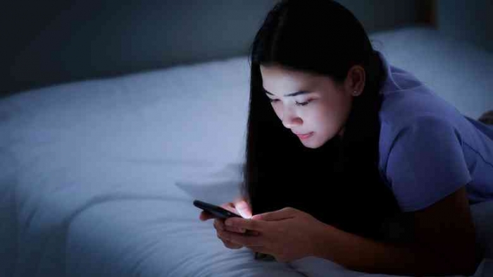 Kebiasaan menatap layar sebelum tidur: hiburan atau jebakan? (Sumber: SlashGear)