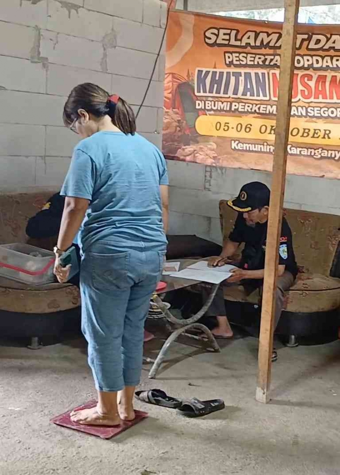 Timbang badan dulu ya...(Dokumentasi pribadi: Isti Yogiswandani)