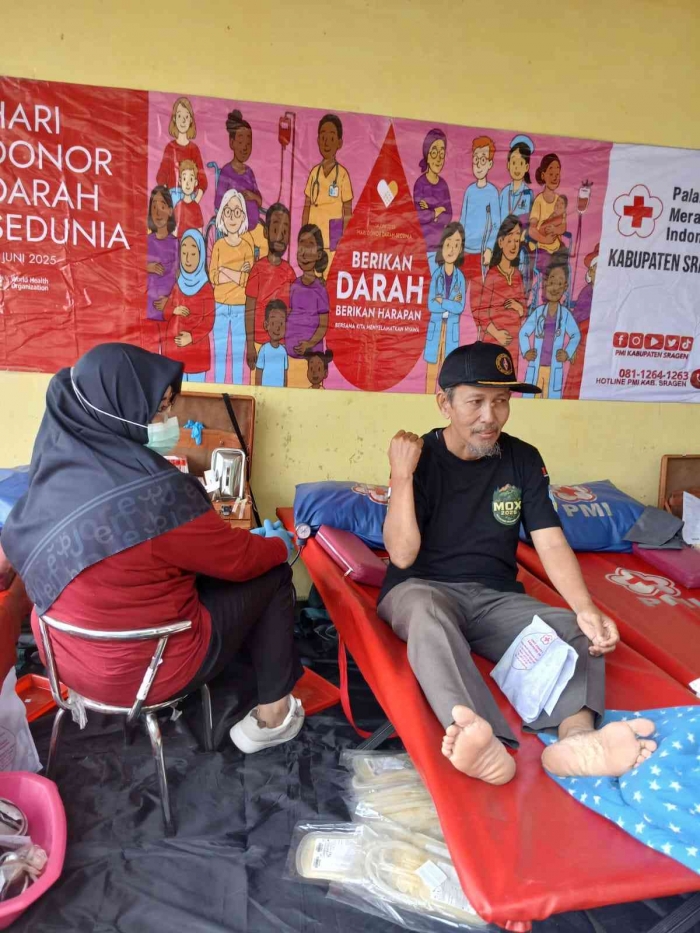 Donor darah dalam acara Camping Hore CVI Regional Jateng di Segoro Gunung (dokumentasi pribadi: Isti Yogiswandani)