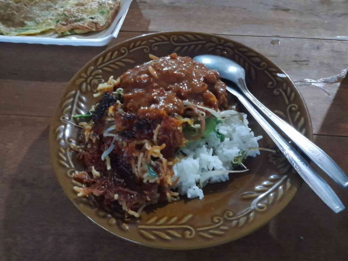 Nasi pecel lauk telur dadar @Rp 10.000 (dokpri)