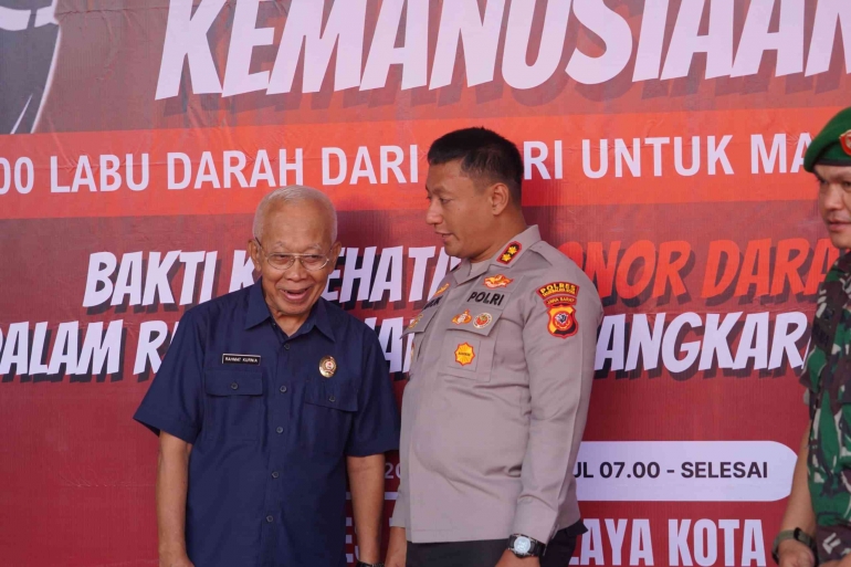 Kapolres Kota Tasikmalaya AKBP Moh Faruk Rozi bersama PMI mempersiapkan aksi donor darah, Selasa, 24 Juni 2025. (Istimewa)