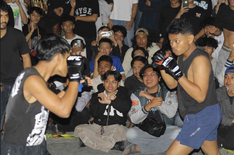Kiri Kafa Bilahi vs Kanan Zacky Prasetyo (sumber:FightClub_Surabaya)