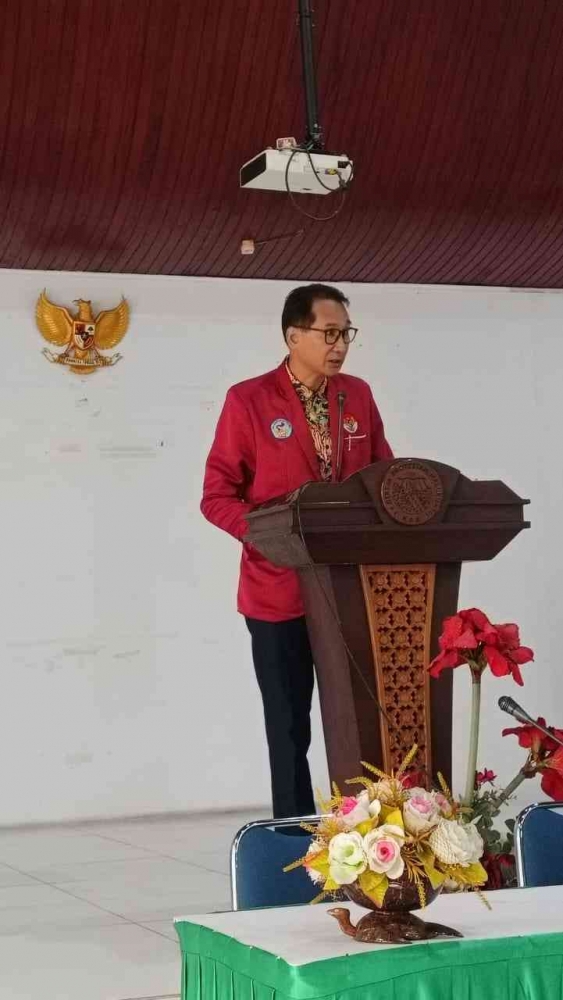 (Photo taken by Dr. Loce Singerin, Head of YPPK Dr. J.B. Sitanala) The speech of Prof. H.I. Elim during the closing ceremony in GPM Sinode office.