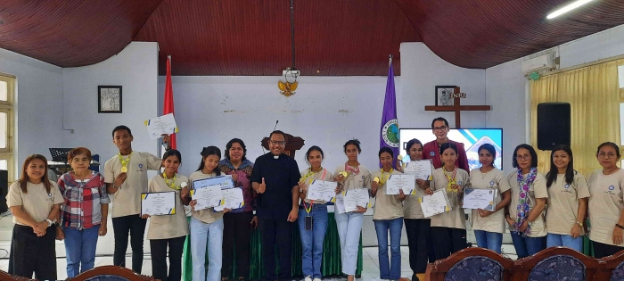 (Original photo from Dr. Loce Singerin) Leader pastor Rudy R. from GPM church, Dr. Loce Singerin of YPPK, parents, schools teachers and principals.