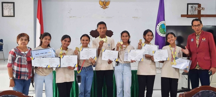 (Courtesy of Dr. Loce singerin photo) 7 representative students of 7 teams from YPPK Dr. J.B. Sitanala in IYSA Bali 2015 competition.