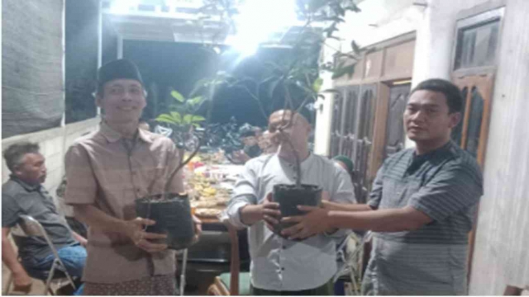 Dokumentasi Penyerahan Bantuan Bibit Buah