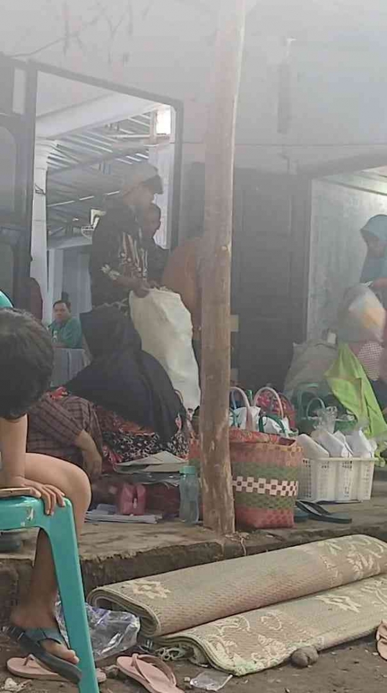 Tas becekan yang isinya diganti nasi matang lengkap dengan sayur dan lauknya(Dokumentasi pribadi: Isti Yogiswandani)